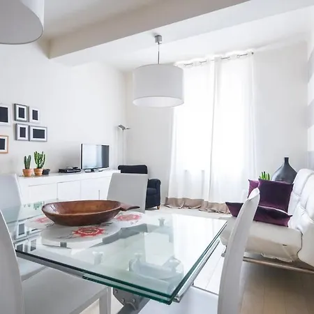 Elegante Nel Cuore Della Citta Apartament